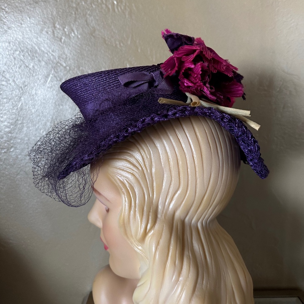 FABULOUS 1940s' PURPLE FEDORA/ "CROCHETED" BRIM + FABRIC FLOWERS & MATCHING VEIL - Picture 10 of 14